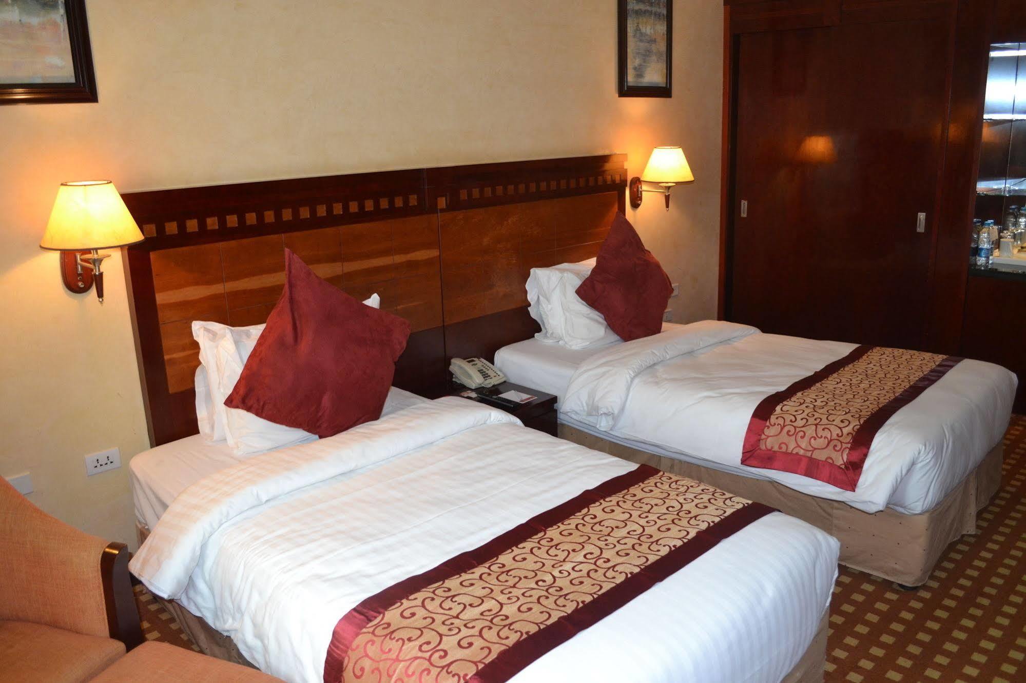 Ramada Riyadh Hotel ภายนอก รูปภาพ