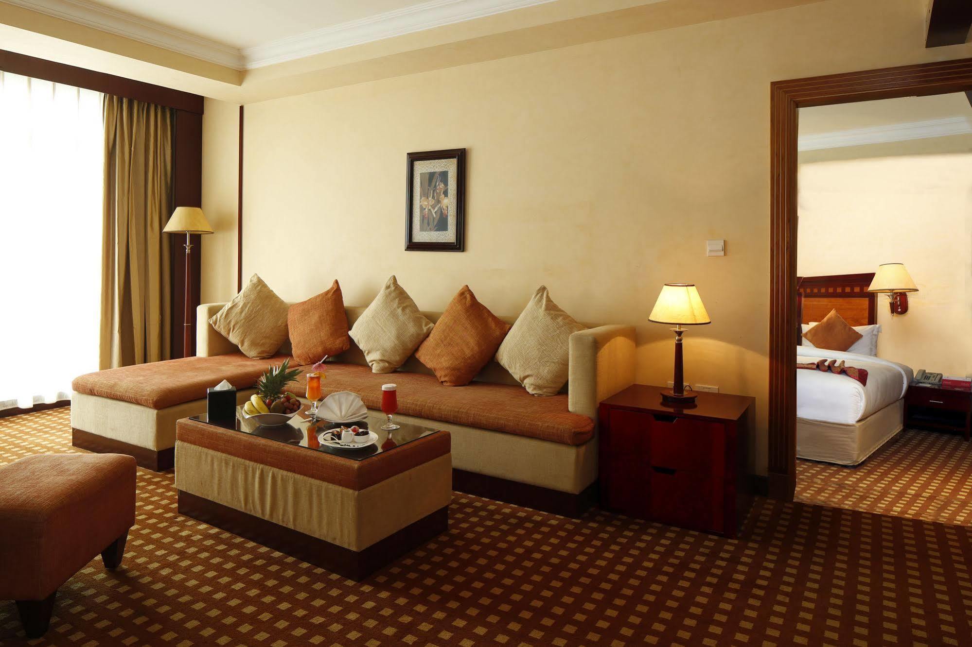 Ramada Riyadh Hotel ภายนอก รูปภาพ